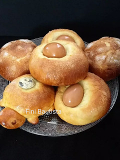 Una foto de Mona de Pascua rellenas de chocolate