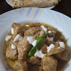 A picture of White creamy chicken.