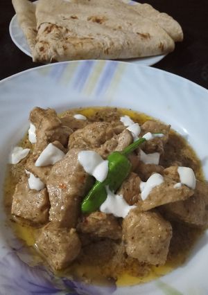 A picture of White creamy chicken.