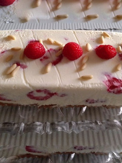 Una foto de Tarta helada con frambuesas