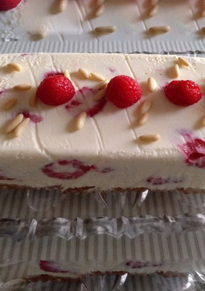 Una foto de Tarta helada con frambuesas