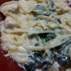 Una foto de Fideos con espinaca y pollo