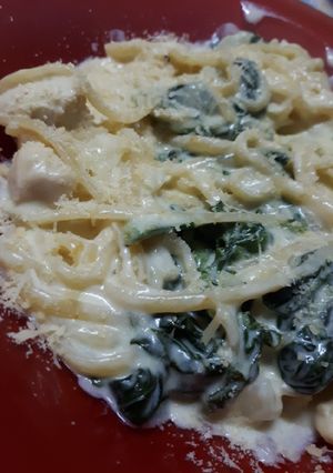 Una foto de Fideos con espinaca y pollo