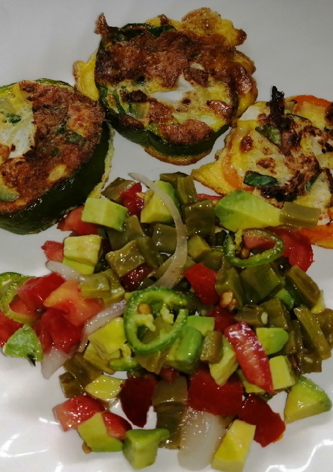 Una foto de Rodajas de chile morrón y ensalada de nopales