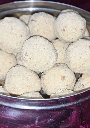 ड्राईफ्रूट्स आटा लड्डू (Dryfruits aata laddu recipe in Hindi) रेसिपी मुख्य फोटो