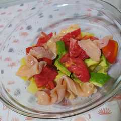Una foto de Ensalada de patata, aguacate, tomate y salmón