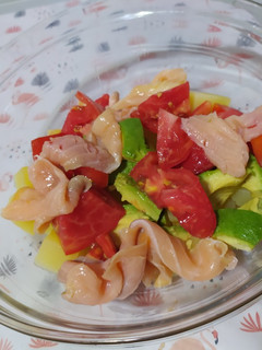 Una foto de Ensalada de patata, aguacate, tomate y salmón