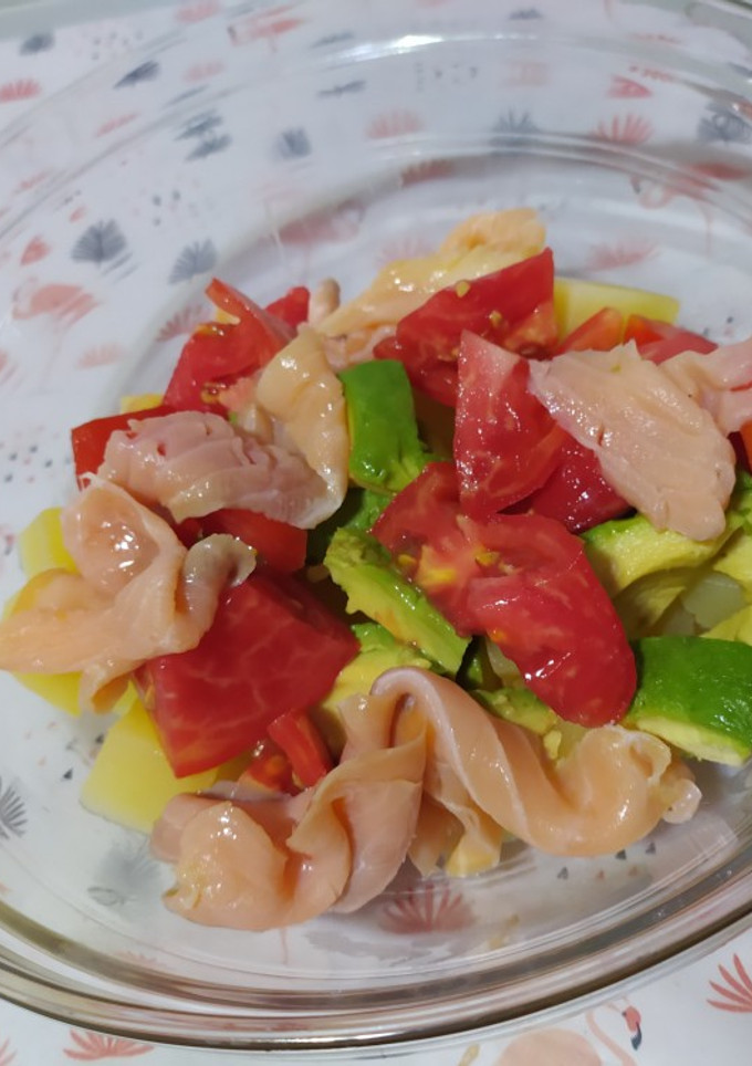 Una foto de Ensalada de patata, aguacate, tomate y salmón