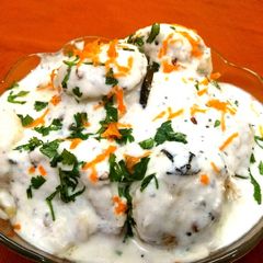 A picture of Thayir vadai.