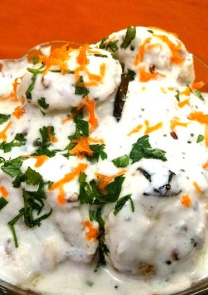 A picture of Thayir vadai.