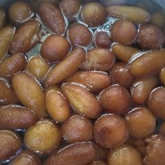 A picture of Gulab jamun.