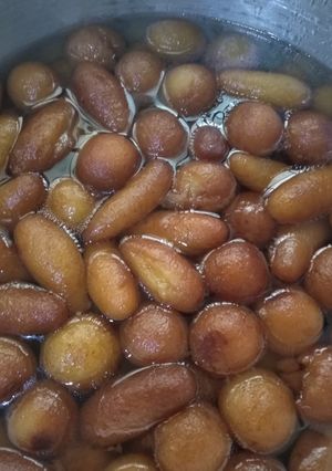 A picture of Gulab jamun.