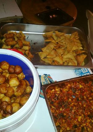 A picture of Spring roll,samosa,Gizdodo, and Nigeria puff puff.