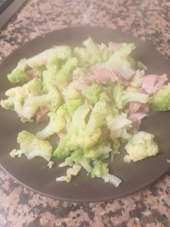 Una foto de Brócoli salteado con ajo y jamón dulce 😋