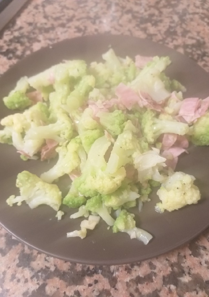 Una foto de Brócoli salteado con ajo y jamón dulce 😋