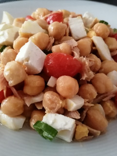 Una foto de Ensalada de garbanzos