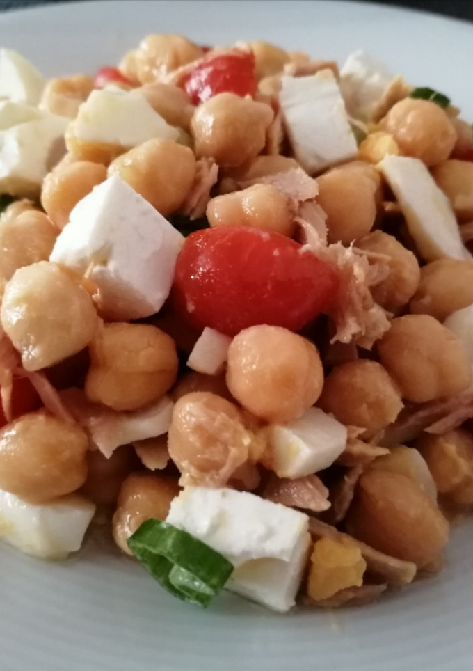 Una foto de Ensalada de garbanzos