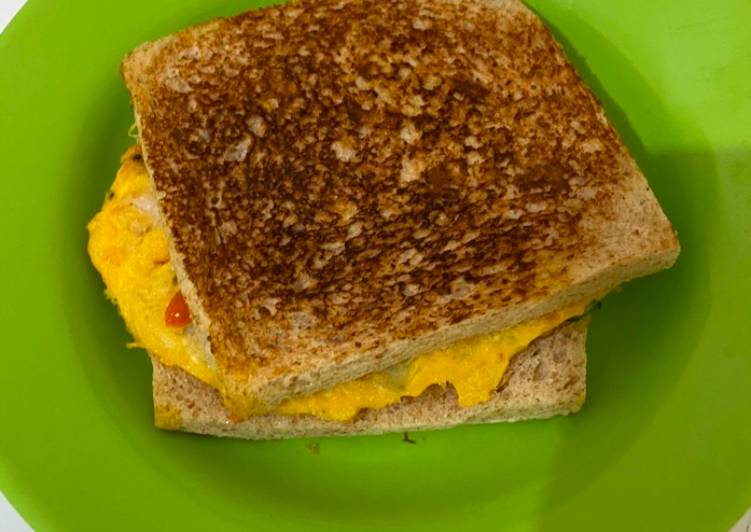 Roti panggang omelete udang kepiting