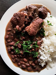 Una foto de Feijoada en olla a presión