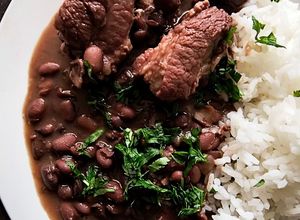 Una foto de Feijoada en olla a presión