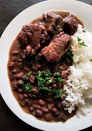 Una foto de Feijoada en olla a presión