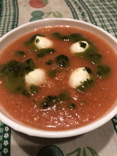 Una foto de 311. Sopa fría de tomate con albahaca y mozzarella (entrante sopa)