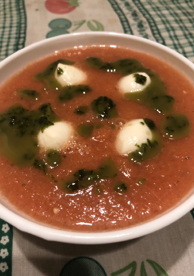 Una foto de 311. Sopa fría de tomate con albahaca y mozzarella (entrante sopa)
