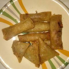 A picture of Crispy springrolls nd samosa.