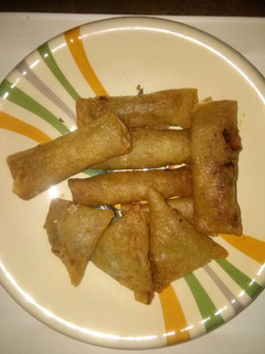 A picture of Crispy springrolls nd samosa.