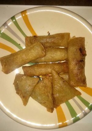 A picture of Crispy springrolls nd samosa.
