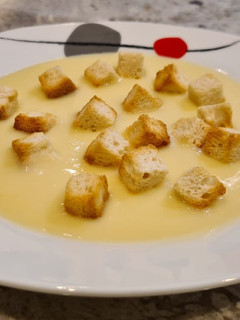 Una foto de Crema de puerros, calabacín, patatas y quesitos