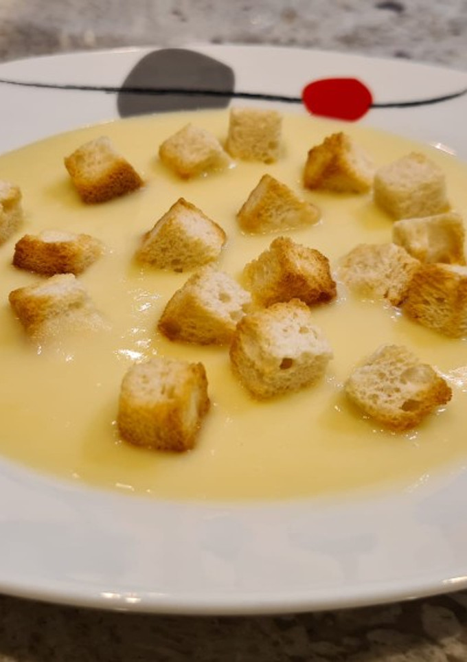 Una foto de Crema de puerros, calabacín, patatas y quesitos