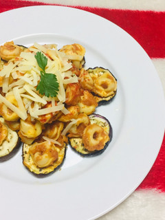 Una foto de Tortellini con salsa de tomate Casera y Berenjenas al Horno!!