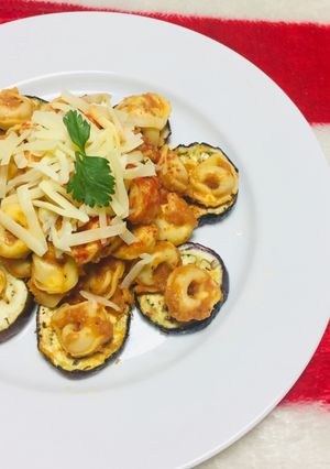 Una foto de Tortellini con salsa de tomate Casera y Berenjenas al Horno!!