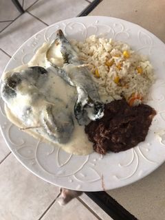 Una foto de Chiles rellenos en salsa blanca