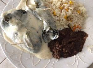 Una foto de Chiles rellenos en salsa blanca