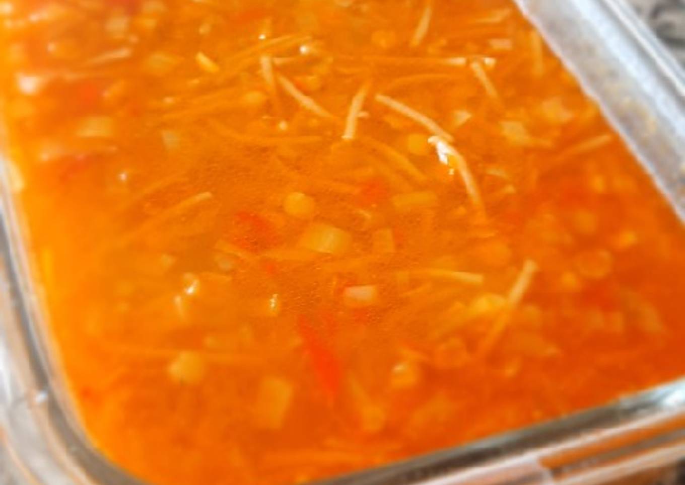 Sopa de verduras con lenteja roja y fideos integrales