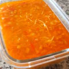 Una foto de Sopa de verduras con lenteja roja y fideos integrales