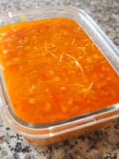 Una foto de Sopa de verduras con lenteja roja y fideos integrales