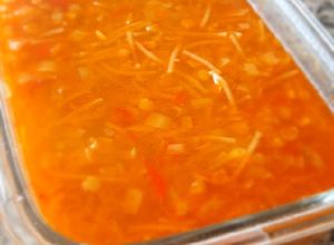 Una foto de Sopa de verduras con lenteja roja y fideos integrales