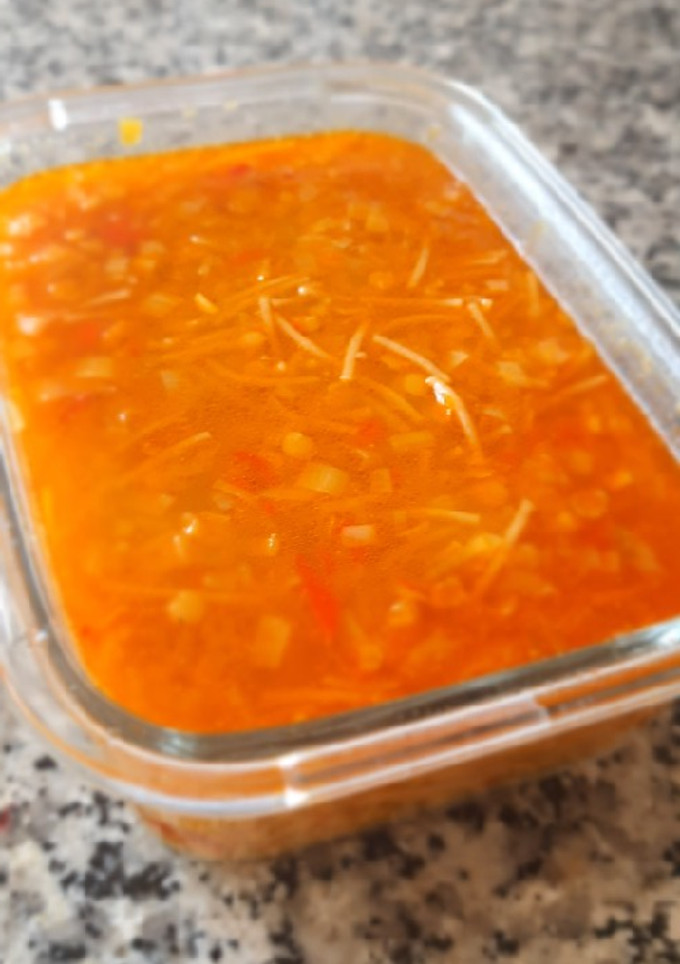 Una foto de Sopa de verduras con lenteja roja y fideos integrales