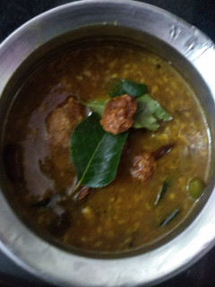 வடகம் தேங்காய் புளி குழம்பு (Vadakam thenkaai puli kulambu recipe in tamil) செய்முறை முக்கிய புகைப்படம்