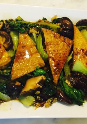 Hình của món Đậu hũ nhồi kho nấm đông cô, cải thìa.
