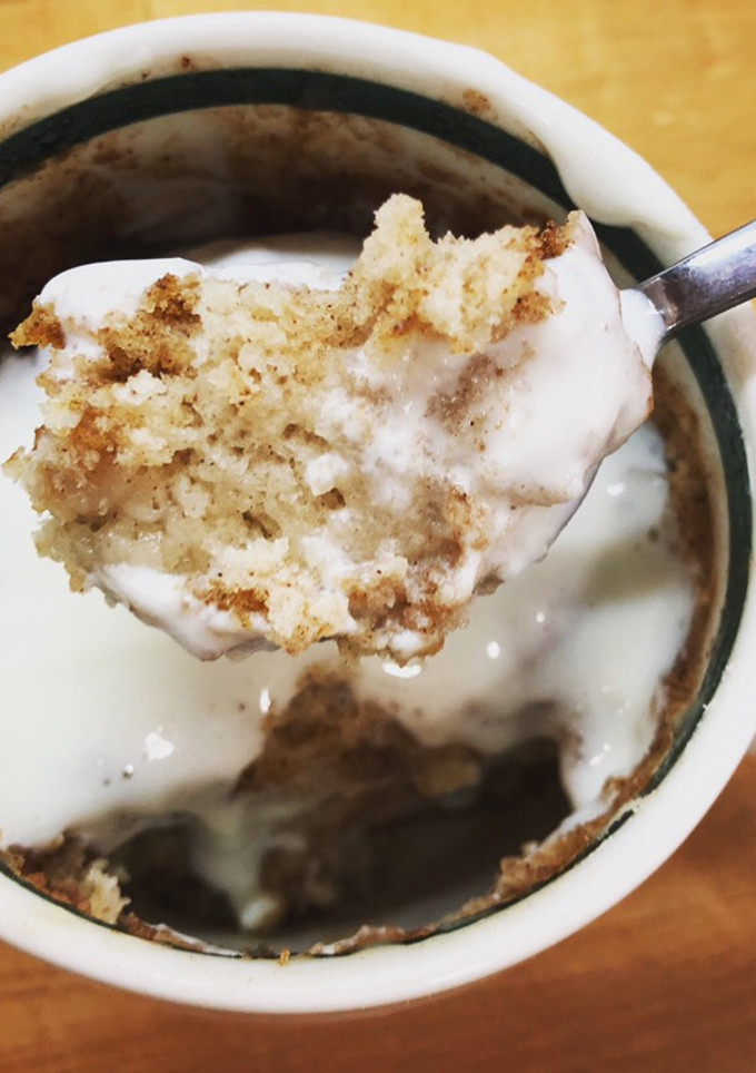 Una foto de Mug cake de cinnamon rolls