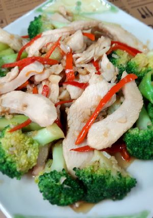 รูปของ ไก่เส้นผัดพริกใส่บล็อกโคลี่