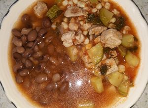 Una foto de Carne de puerco con calabacita y elote