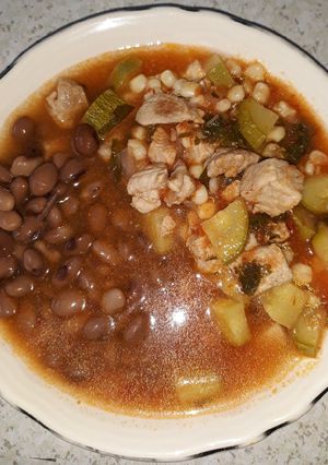 Una foto de Carne de puerco con calabacita y elote