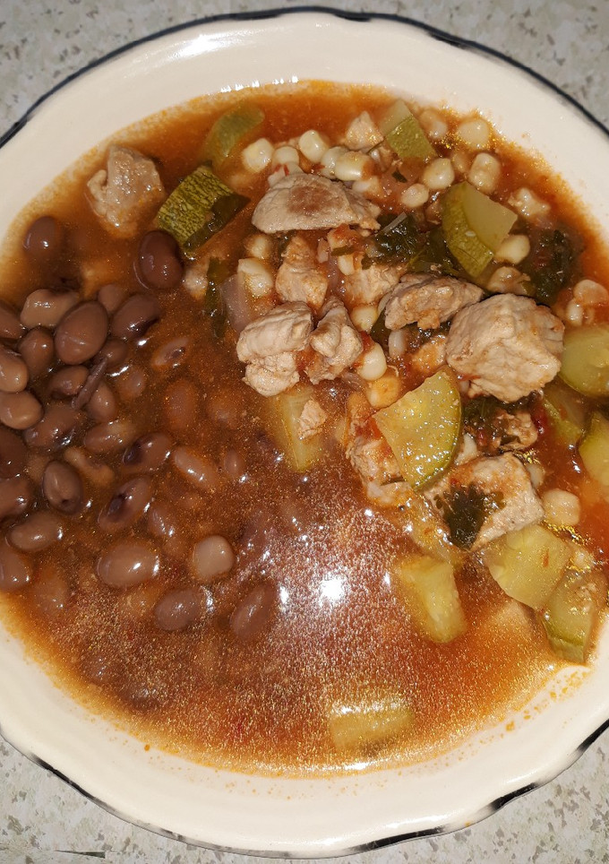 Una foto de Carne de puerco con calabacita y elote