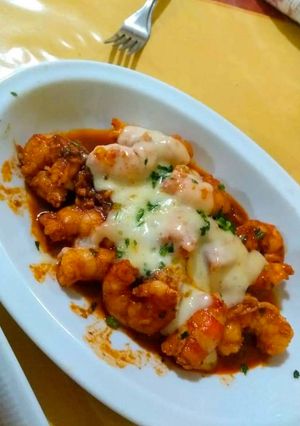 Una foto de Gambas al ajillo con queso gratinado