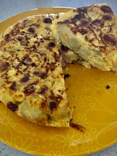 Una foto de Tortilla de papas con salchichas